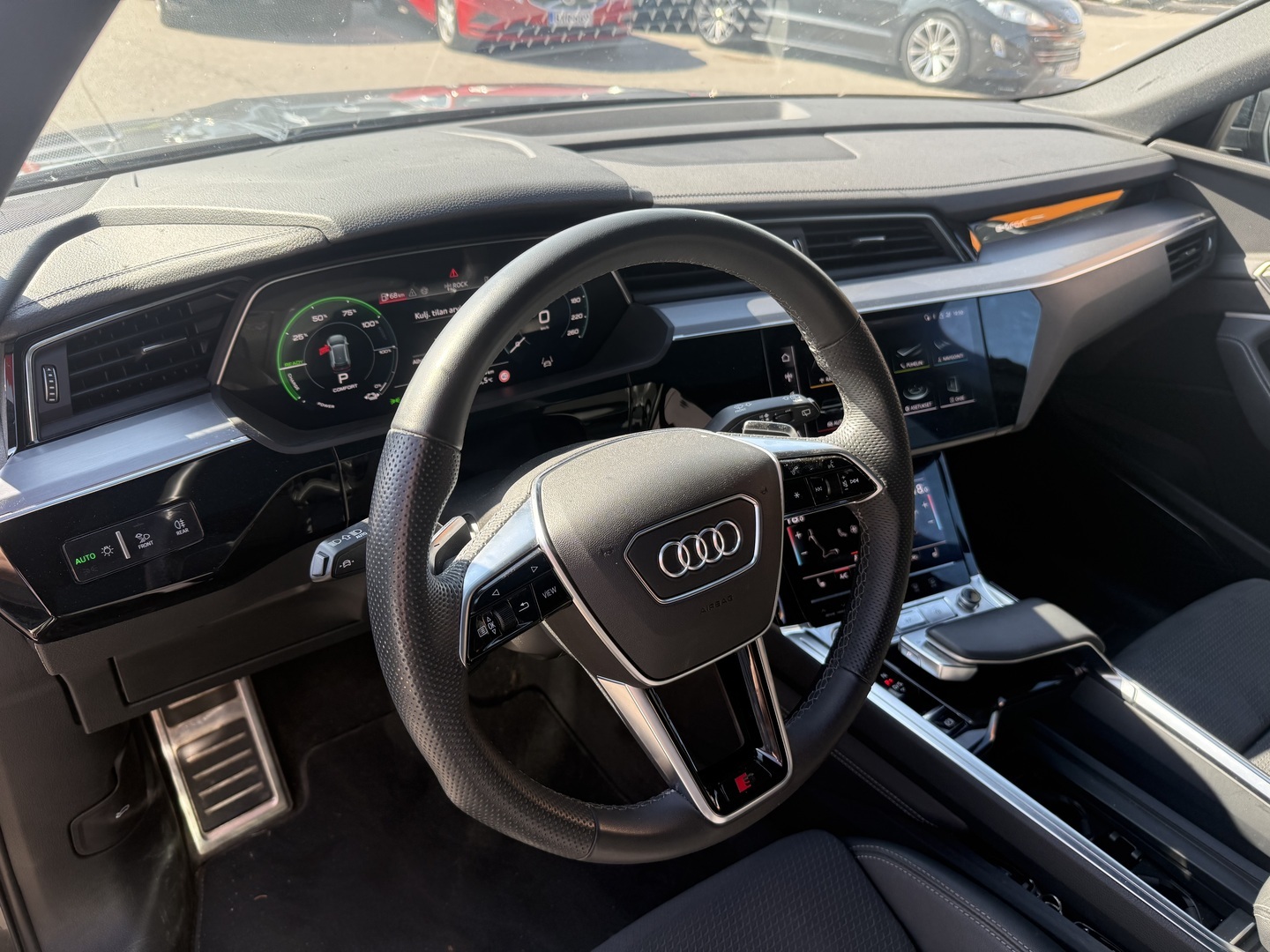 Audi - Q8 e-tron - SUV 50 Land of quattro S Line - Maastoauto