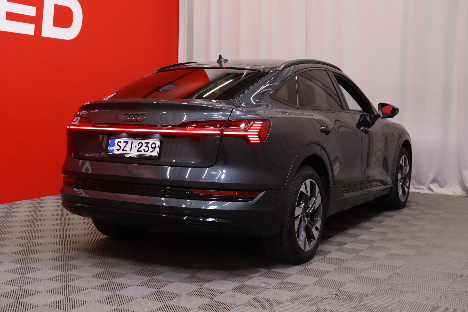 Audi - e-tron - Sportback 55 // 360°, Nahkapenkit, Bluetooth / Ambient / Panorama // - Maastoauto