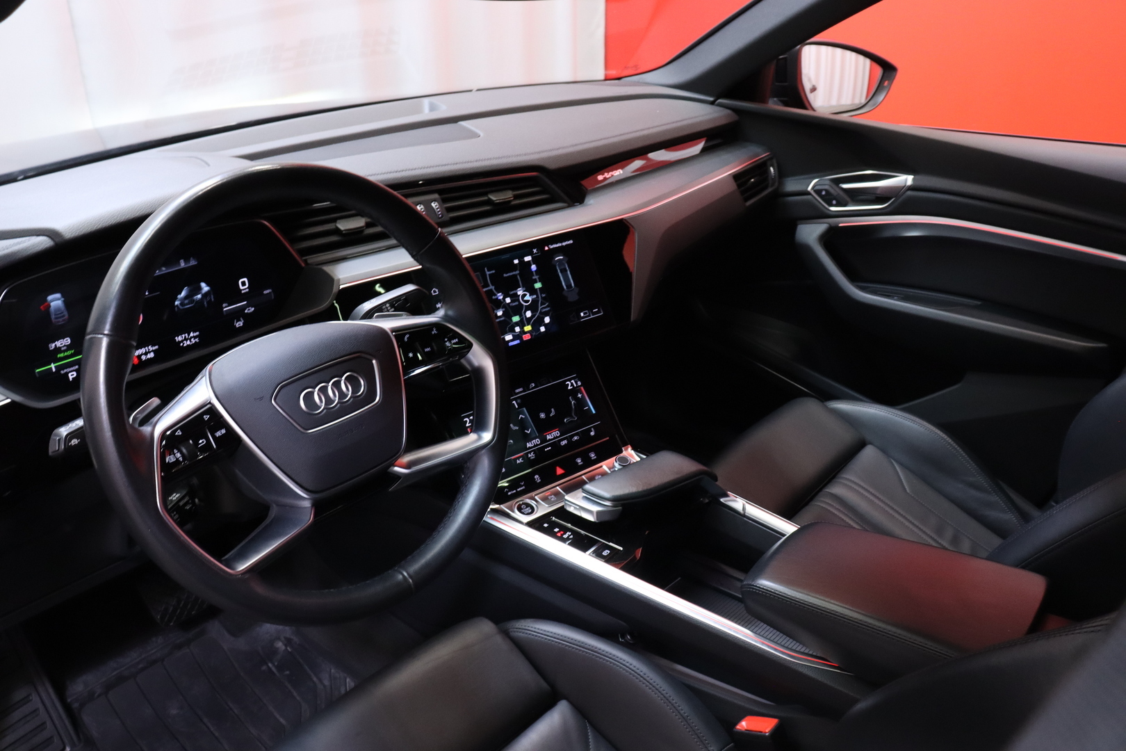 Audi - e-tron - Sportback 55 // 360°, Nahkapenkit, Bluetooth / Ambient / Panorama // - Maastoauto