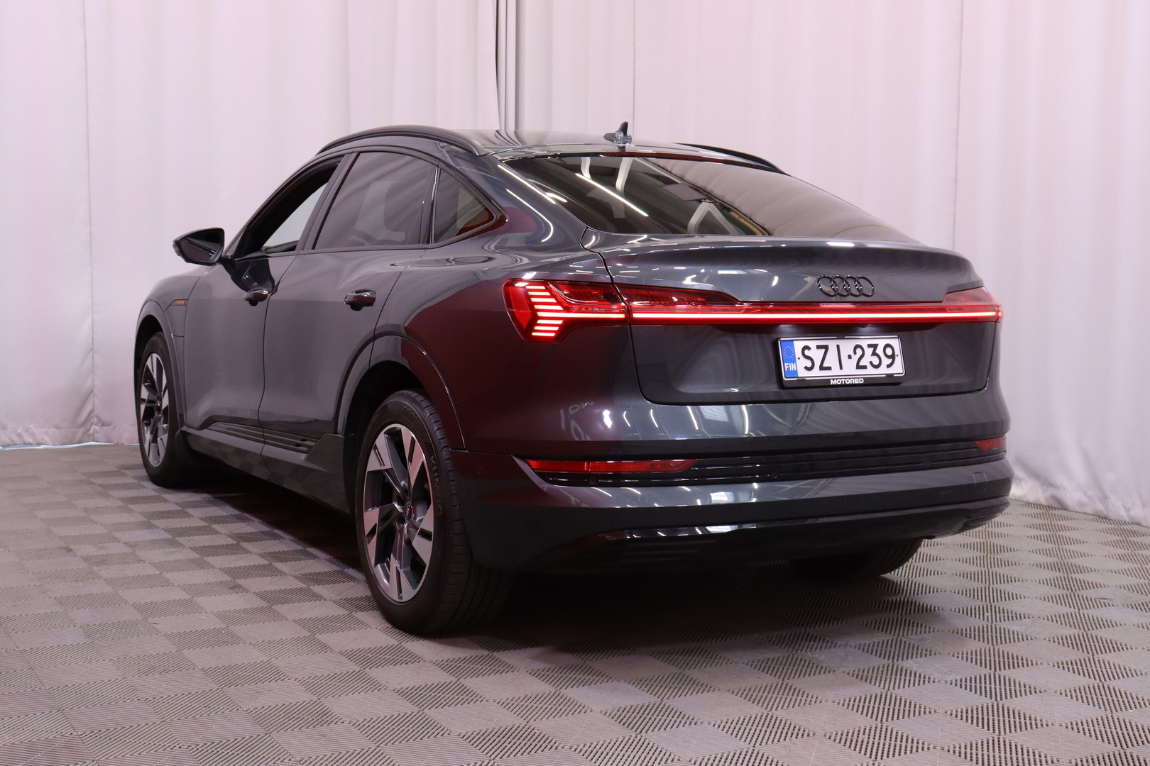 Audi - e-tron - Sportback 55 // 360°, Nahkapenkit, Bluetooth / Ambient / Panorama // - Maastoauto