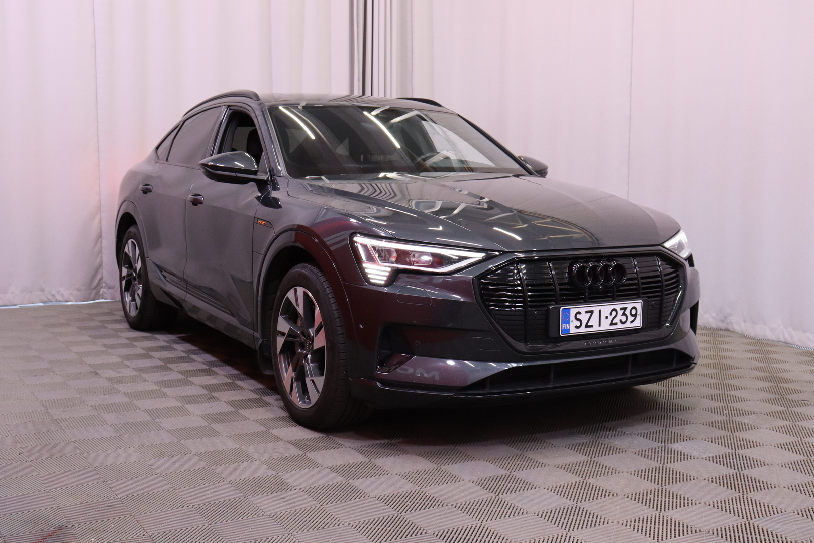 Audi - e-tron - Sportback 55 // 360°, Nahkapenkit, Bluetooth / Ambient / Panorama // - Maastoauto