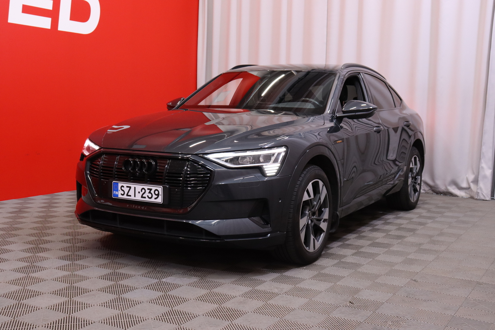 Audi - e-tron - Sportback 55 // 360°, Nahkapenkit, Bluetooth / Ambient / Panorama // - Maastoauto