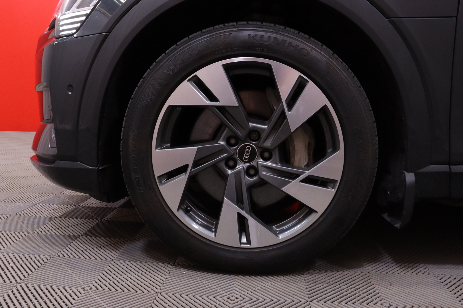 Audi - e-tron - Sportback 55 // 360°, Nahkapenkit, Bluetooth / Ambient / Panorama // - Maastoauto