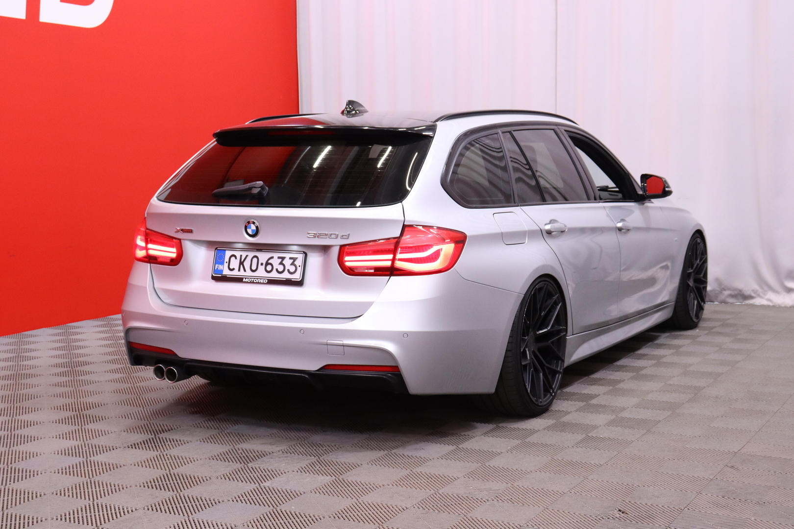 BMW - 320 - F31 Touring 320d A xDrive Business M Sport Edition // Suomi-auto / Vetokoukku / Sporttipenkit / Vakkari / Navi // - Farmari