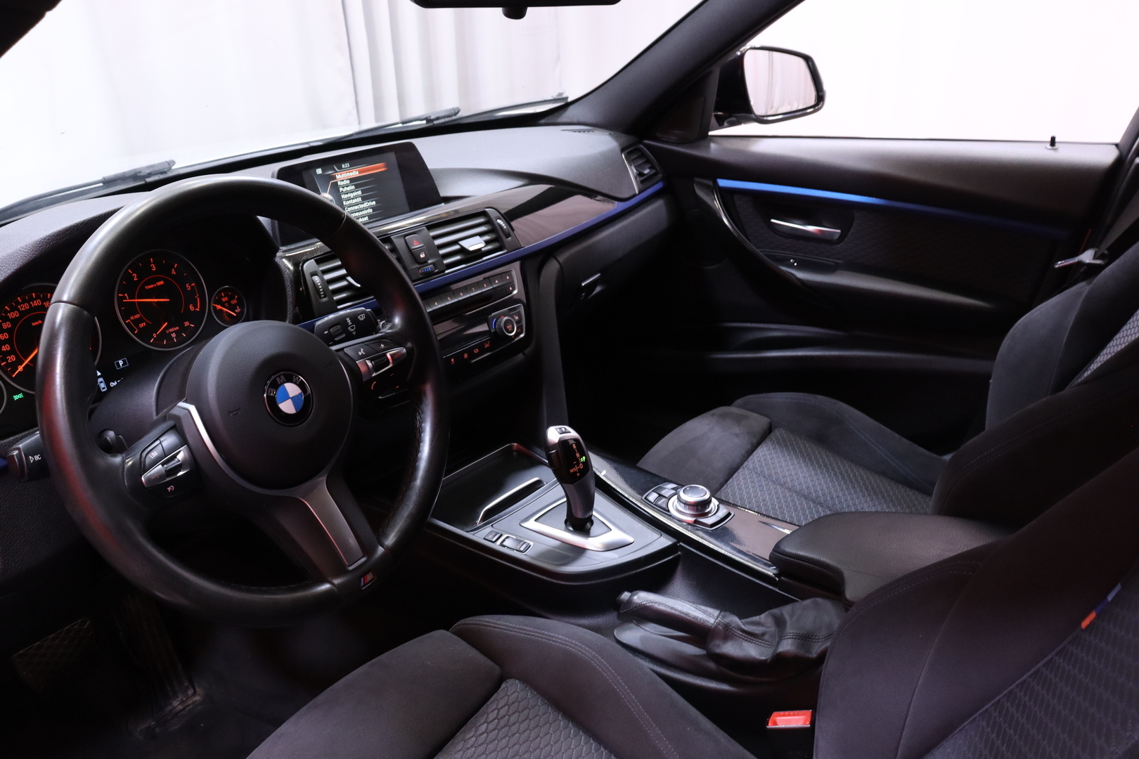 BMW - 320 - F31 Touring 320d A xDrive Business M Sport Edition // Suomi-auto / Vetokoukku / Sporttipenkit / Vakkari / Navi // - Farmari