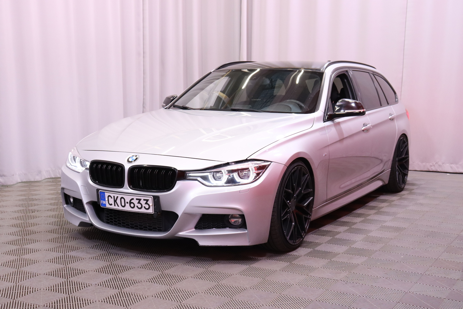 BMW - 320 - F31 Touring 320d A xDrive Business M Sport Edition // Suomi-auto / Vetokoukku / Sporttipenkit / Vakkari / Navi // - Farmari