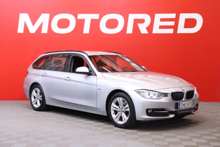 BMW - 320 - 320d TwinPower Turbo xDrive F31 Touring // // Sportistuimet / Koukku / Vakionopeudensäädin / P. tutka / 2x renkaat // - Farmari