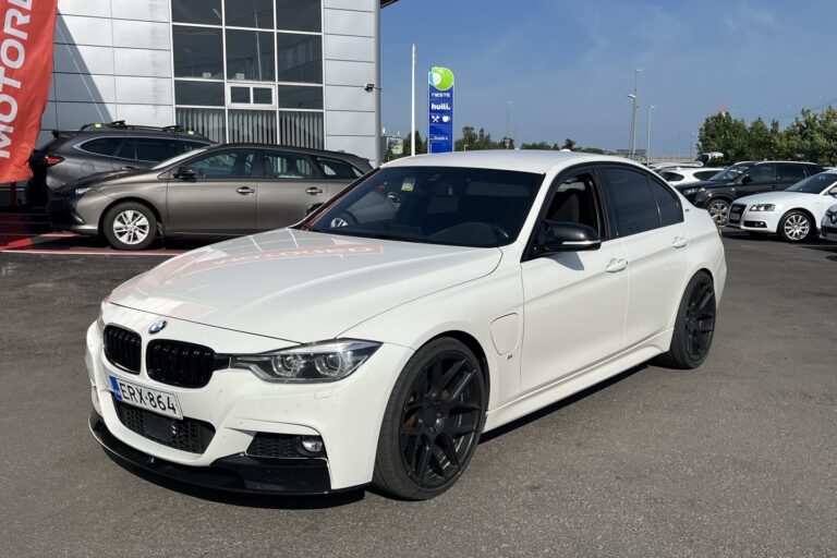 BMW - 330 - 330e iPerformance M-Sport - Sedan
