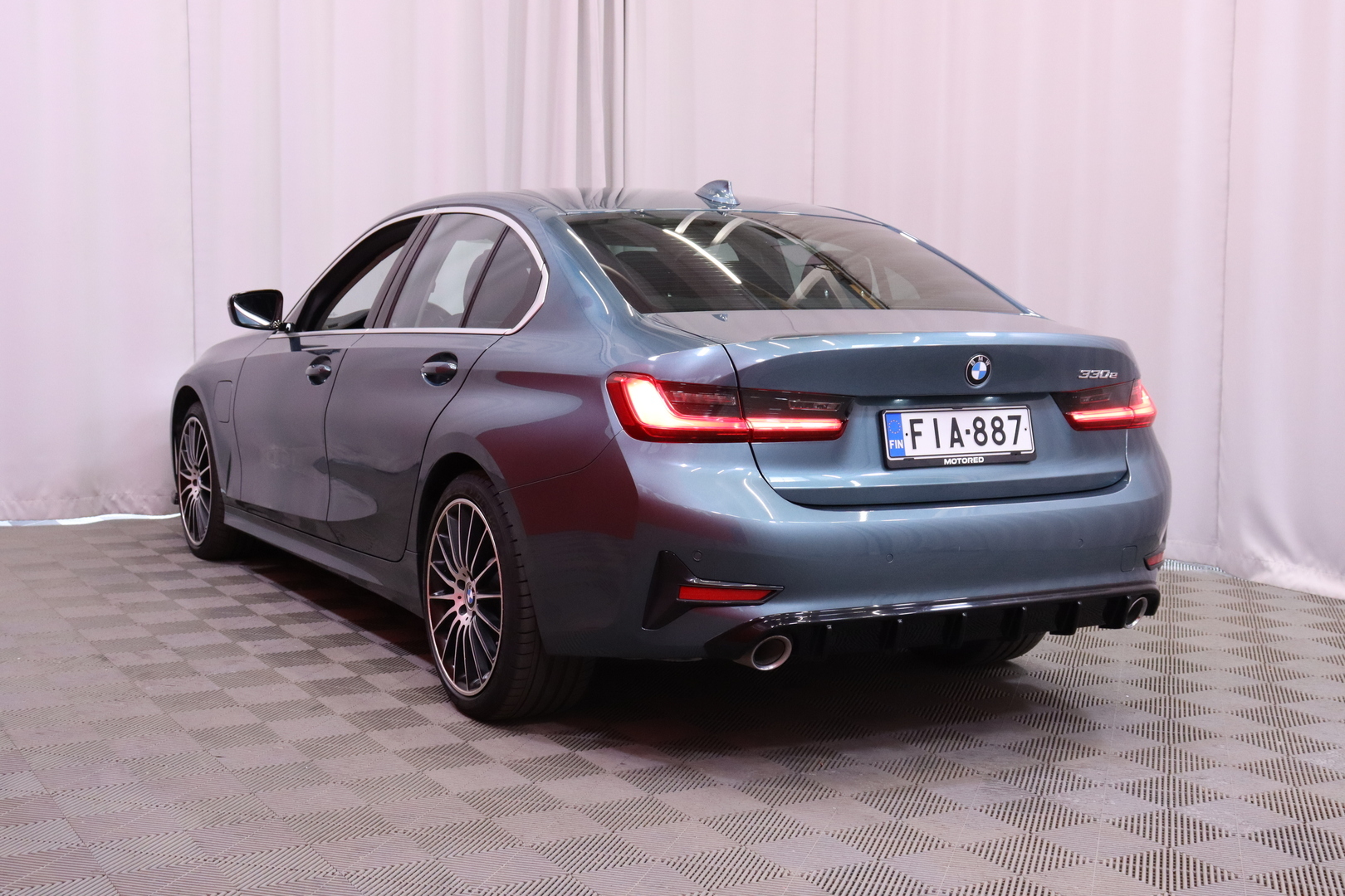 BMW - 330 - G20 Sedan 330e A Charged Edition Sport // Ambient / Lisälämmitin / Akustiikkalasit / Vakkari / CarPlay / LED // - Sedan