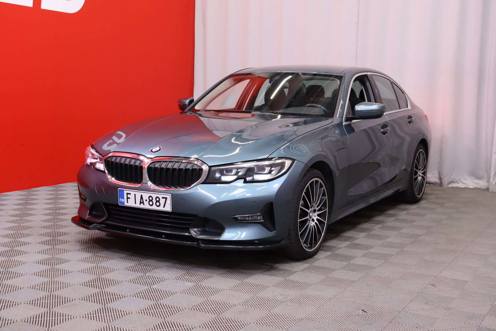 BMW - 330 - G20 Sedan 330e A Charged Edition Sport // Ambient / Lisälämmitin / Akustiikkalasit / Vakkari / CarPlay / LED // - Sedan