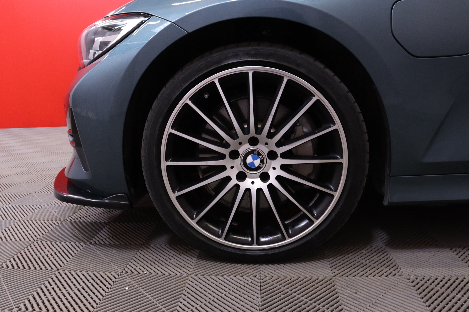 BMW - 330 - G20 Sedan 330e A Charged Edition Sport // Ambient / Lisälämmitin / Akustiikkalasit / Vakkari / CarPlay / LED // - Sedan