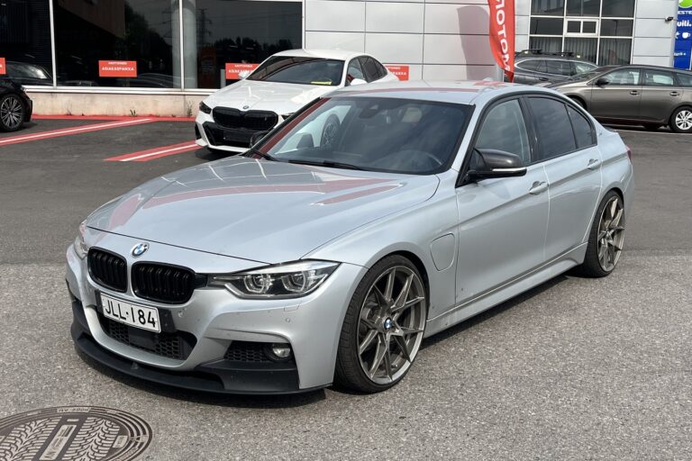 BMW - 330 - 330e Sedan (AA) 4ov 1998cm3 A - Sedan