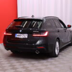 BMW - 330 - G21 Touring 330e xDrive A Charged Edition // Harman Kardon / Comfort Access / ACC / Sporttipenkit / LED / Ambient / Esilämmitys - Farmari