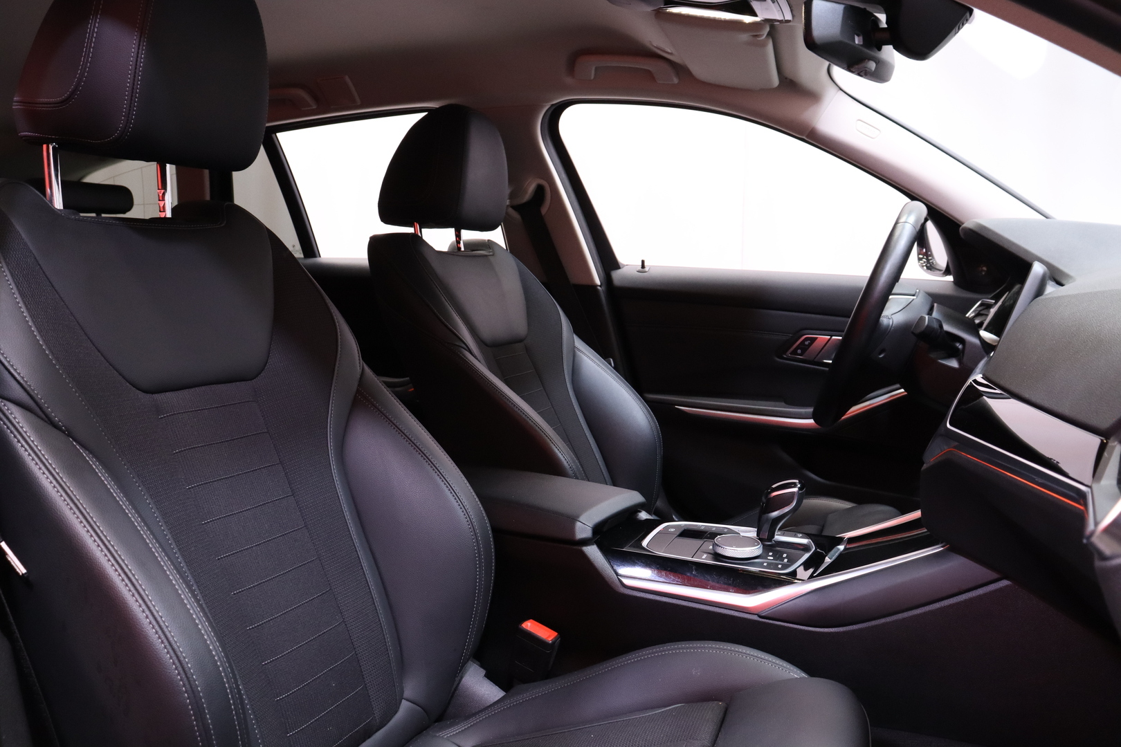 BMW - 330 - G21 Touring 330e xDrive A Charged Edition // Harman Kardon / Comfort Access / ACC / Sporttipenkit / LED / Ambient / Esilämmitys - Farmari