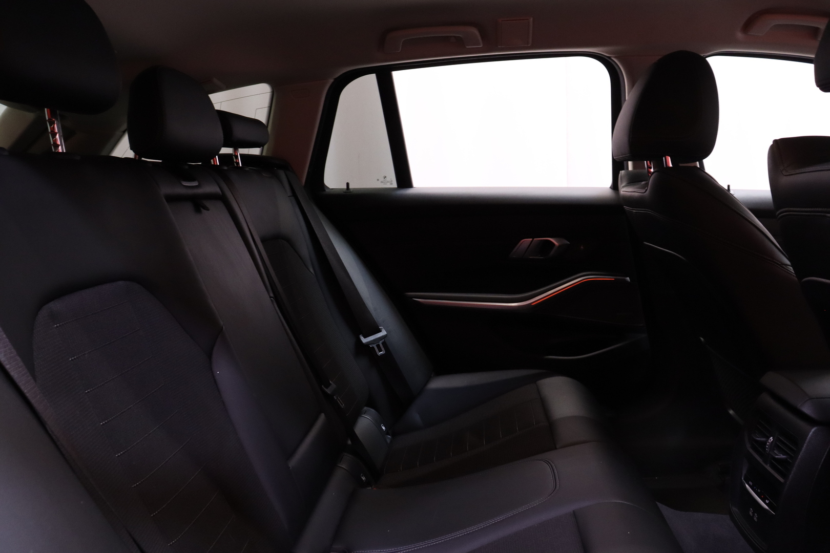 BMW - 330 - G21 Touring 330e xDrive A Charged Edition // Harman Kardon / Comfort Access / ACC / Sporttipenkit / LED / Ambient / Esilämmitys - Farmari