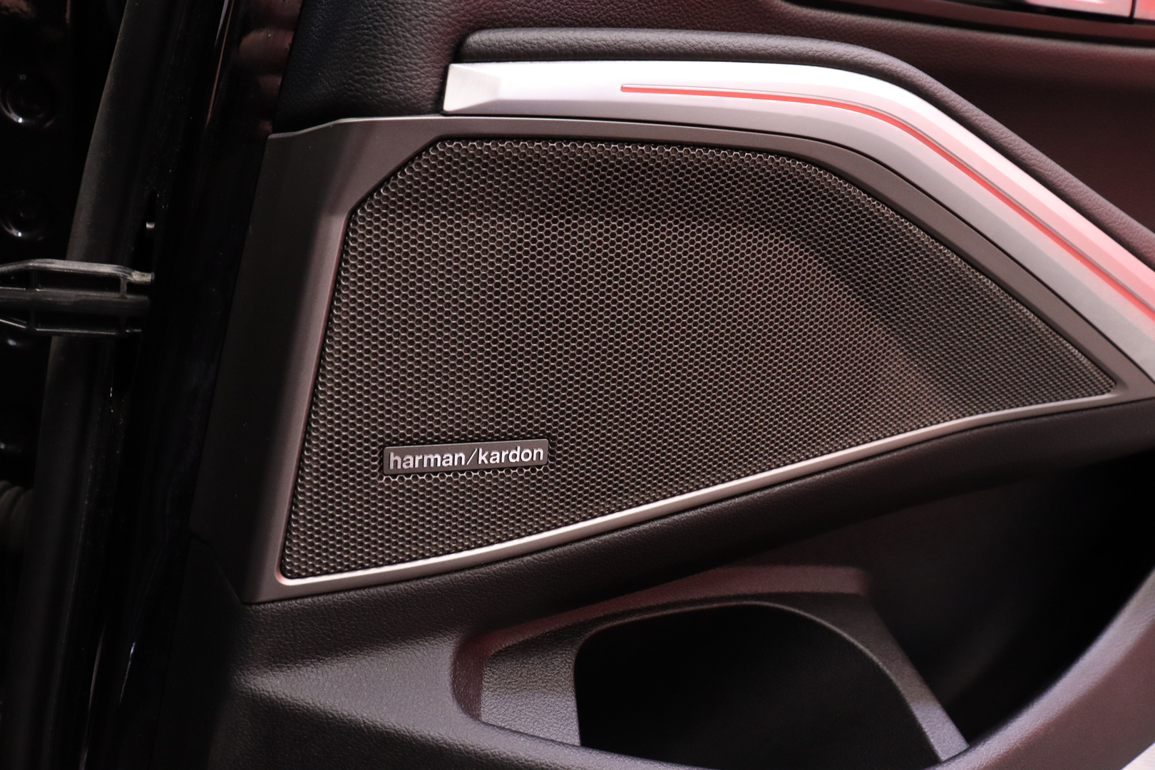 BMW - 330 - G21 Touring 330e xDrive A Charged Edition // Harman Kardon / Comfort Access / ACC / Sporttipenkit / LED / Ambient / Esilämmitys - Farmari
