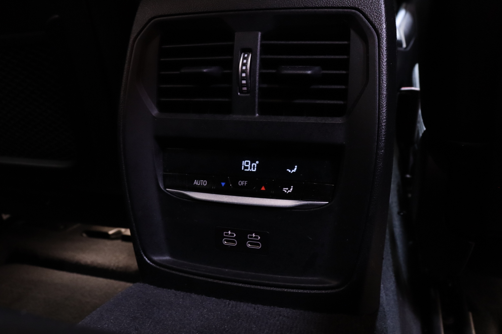 BMW - 330 - G21 Touring 330e xDrive A Charged Edition // Harman Kardon / Comfort Access / ACC / Sporttipenkit / LED / Ambient / Esilämmitys - Farmari