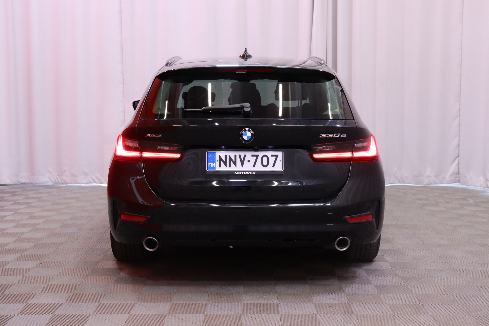 BMW - 330 - G21 Touring 330e xDrive A Charged Edition // Harman Kardon / Comfort Access / ACC / Sporttipenkit / LED / Ambient / Esilämmitys - Farmari