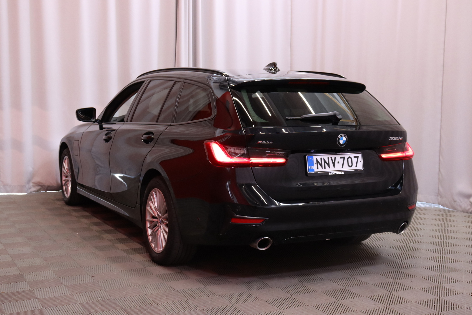 BMW - 330 - G21 Touring 330e xDrive A Charged Edition // Harman Kardon / Comfort Access / ACC / Sporttipenkit / LED / Ambient / Esilämmitys - Farmari