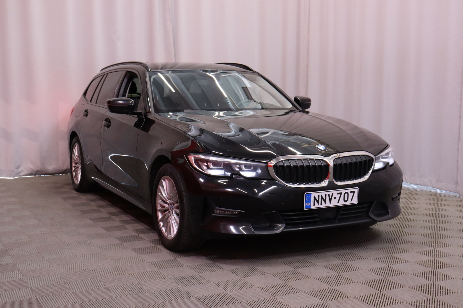 BMW - 330 - G21 Touring 330e xDrive A Charged Edition // Harman Kardon / Comfort Access / ACC / Sporttipenkit / LED / Ambient / Esilämmitys - Farmari