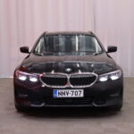 BMW - 330 - G21 Touring 330e xDrive A Charged Edition // Harman Kardon / Comfort Access / ACC / Sporttipenkit / LED / Ambient / Esilämmitys - Farmari