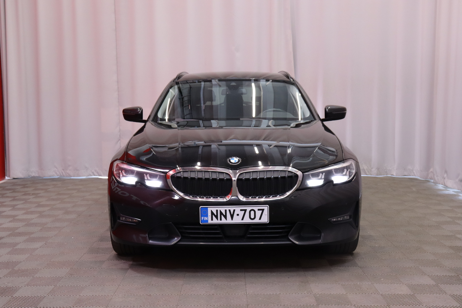 BMW - 330 - G21 Touring 330e xDrive A Charged Edition // Harman Kardon / Comfort Access / ACC / Sporttipenkit / LED / Ambient / Esilämmitys - Farmari