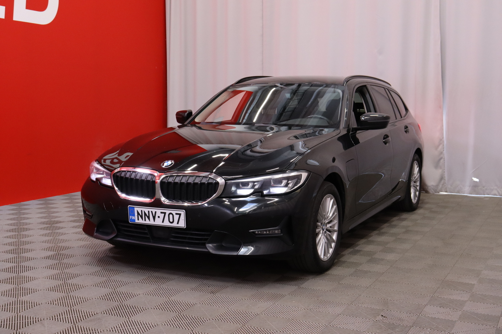 BMW - 330 - G21 Touring 330e xDrive A Charged Edition // Harman Kardon / Comfort Access / ACC / Sporttipenkit / LED / Ambient / Esilämmitys - Farmari