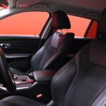 BMW - 330 - G21 Touring 330e xDrive A Charged Edition // Harman Kardon / Comfort Access / ACC / Sporttipenkit / LED / Ambient / Esilämmitys - Farmari
