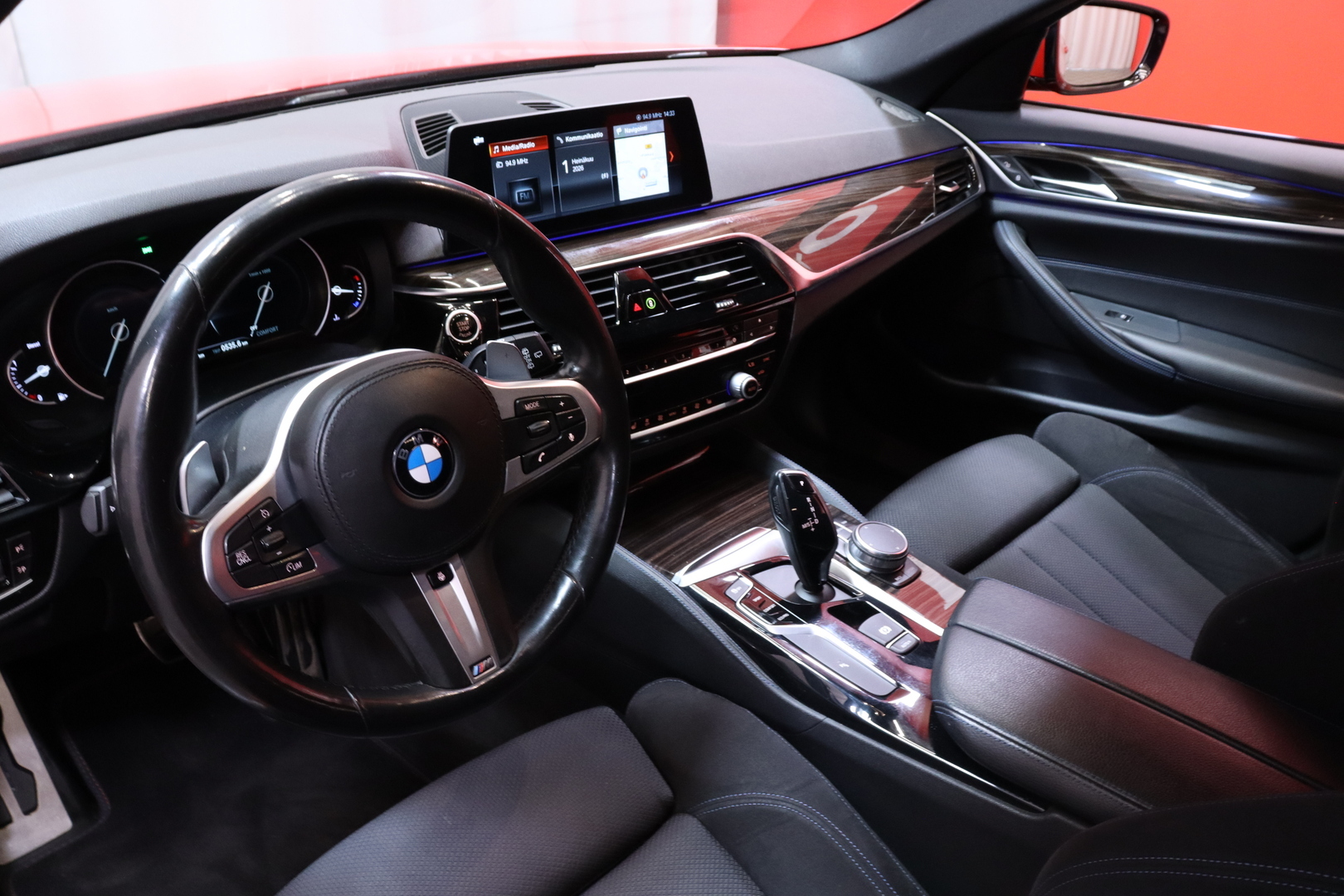 BMW - 520 - G31 Touring 520d A Business M Sport // Webasto / Navi / Bluetooth / Ambient / Vetokoukku // - Farmari