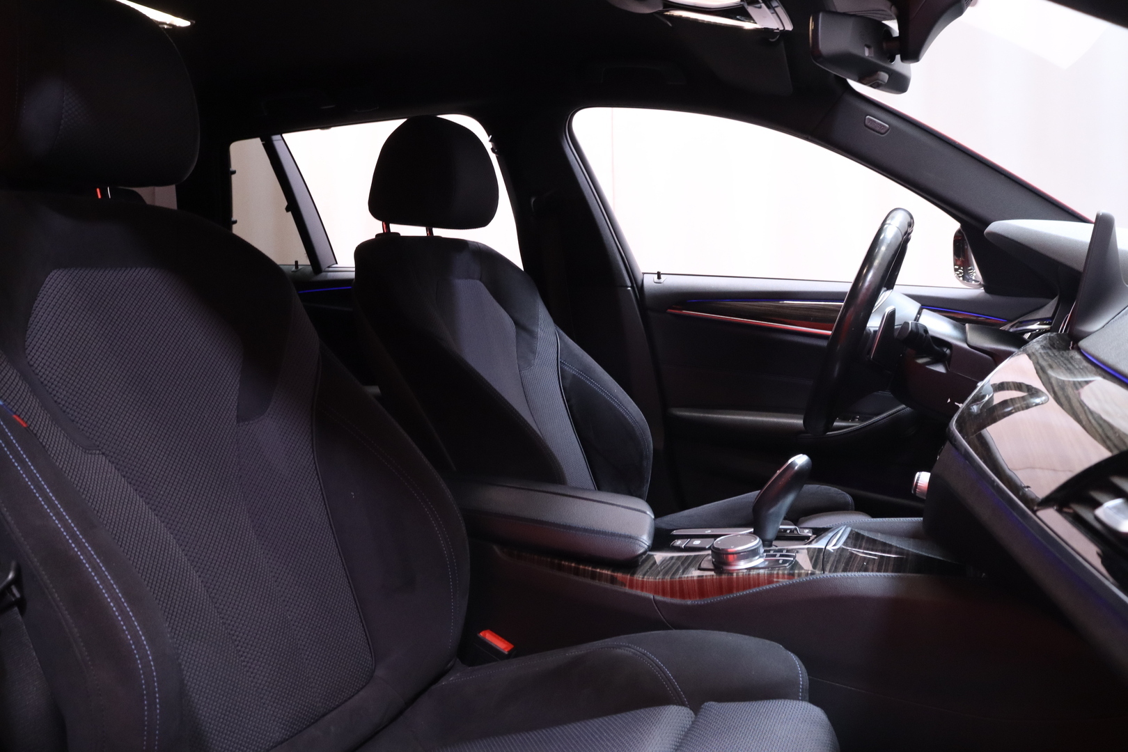 BMW - 520 - G31 Touring 520d A Business M Sport // Webasto / Navi / Bluetooth / Ambient / Vetokoukku // - Farmari