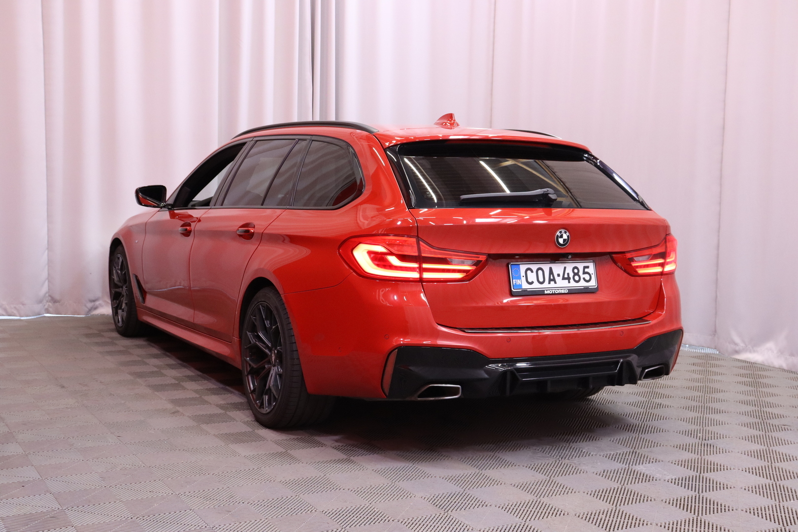 BMW - 520 - G31 Touring 520d A Business M Sport // Webasto / Navi / Bluetooth / Ambient / Vetokoukku // - Farmari