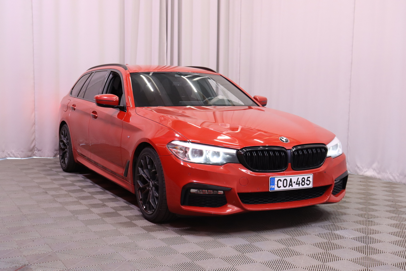 BMW - 520 - G31 Touring 520d A Business M Sport // Webasto / Navi / Bluetooth / Ambient / Vetokoukku // - Farmari