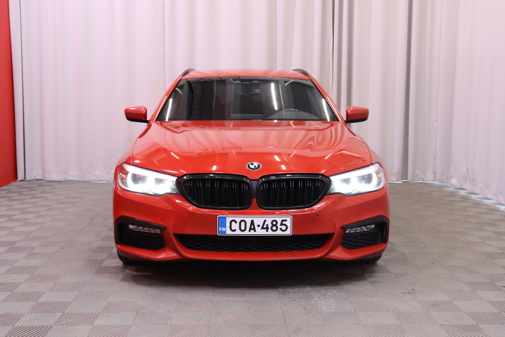 BMW - 520 - G31 Touring 520d A Business M Sport // Webasto / Navi / Bluetooth / Ambient / Vetokoukku // - Farmari