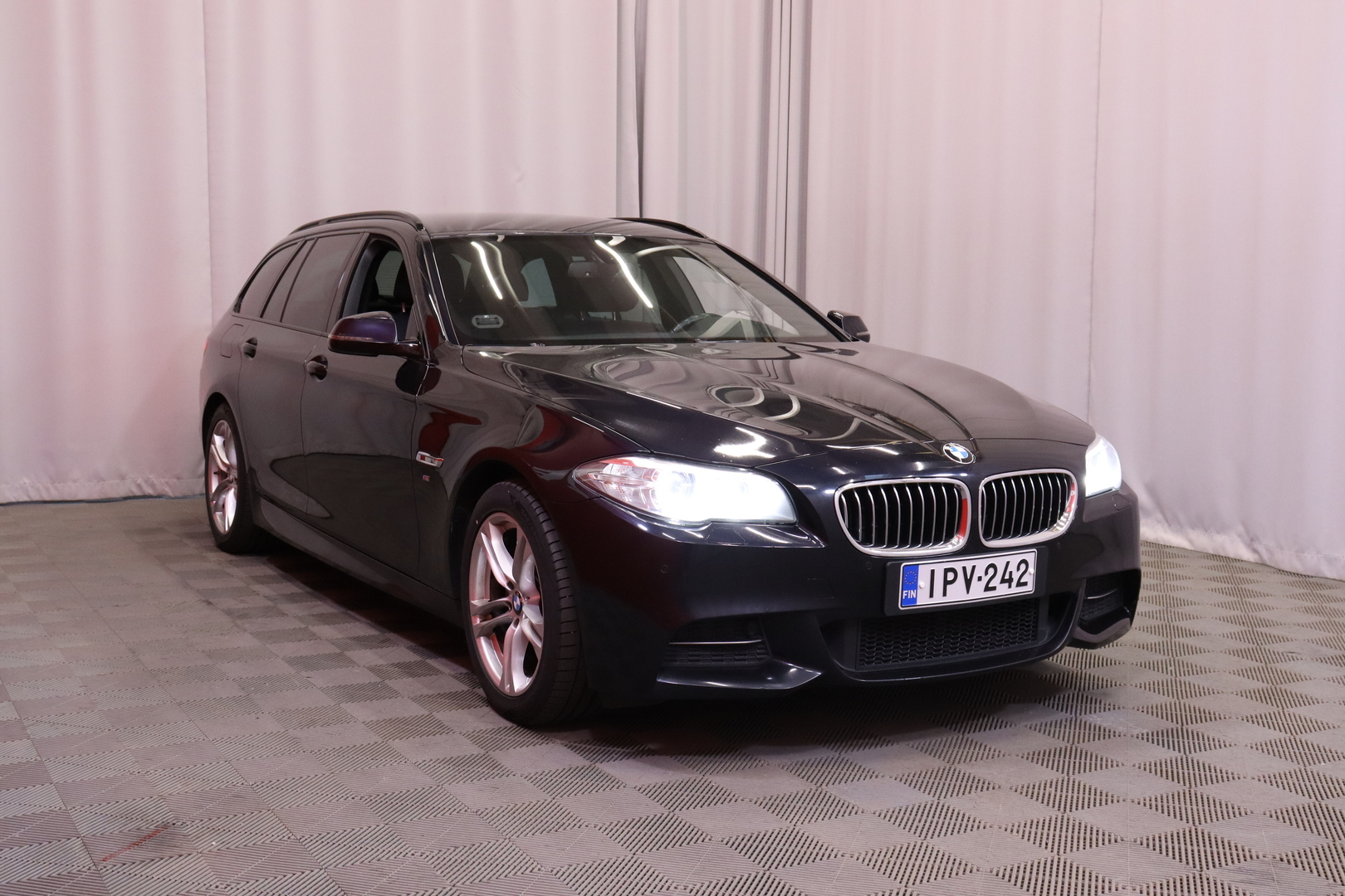 BMW - 520 - xDrive M Sport // Webasto / HiFi / Läm. ratti / Dakota Nahat // - Farmari