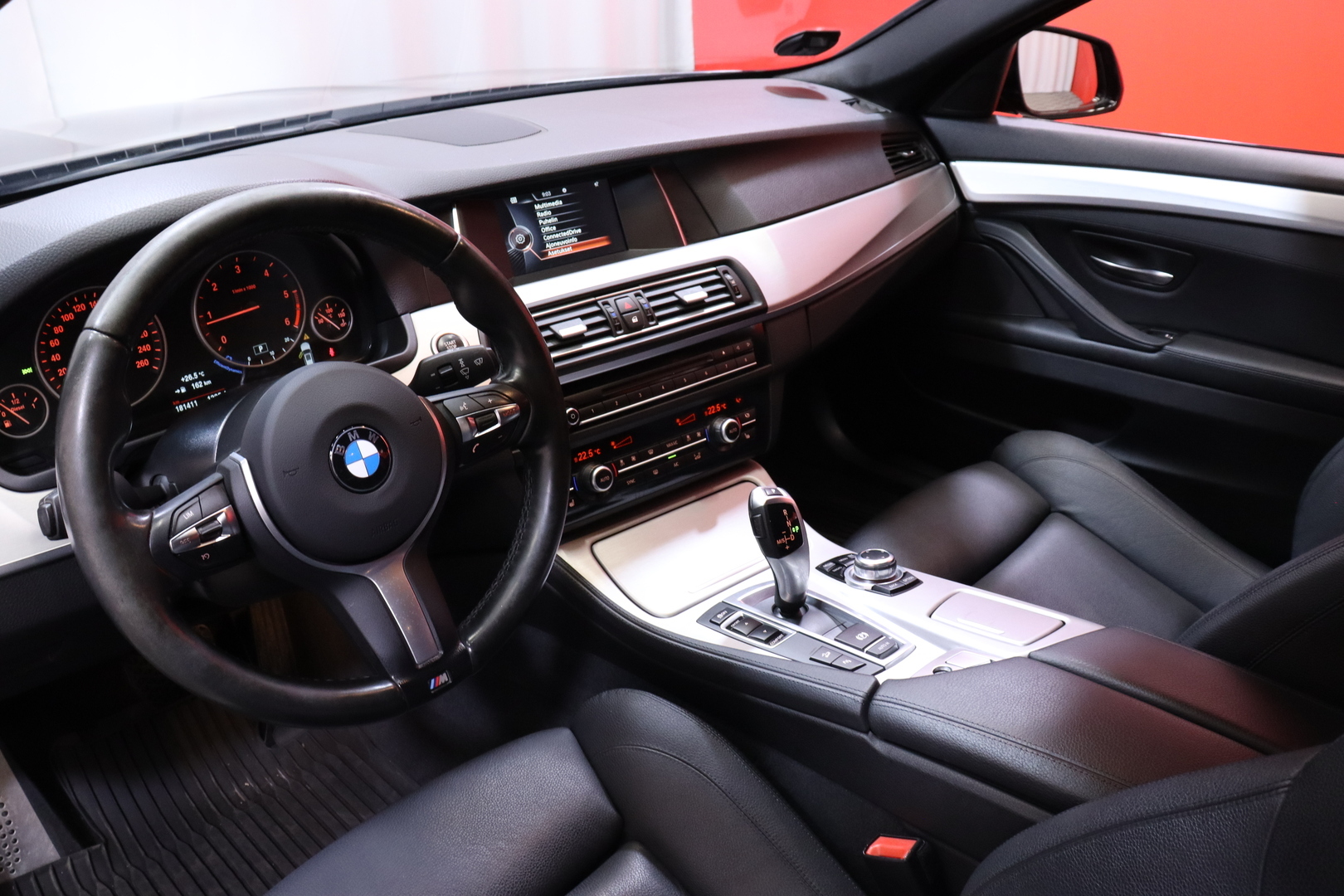 BMW - 520 - xDrive M Sport // Webasto / HiFi / Läm. ratti / Dakota Nahat // - Farmari