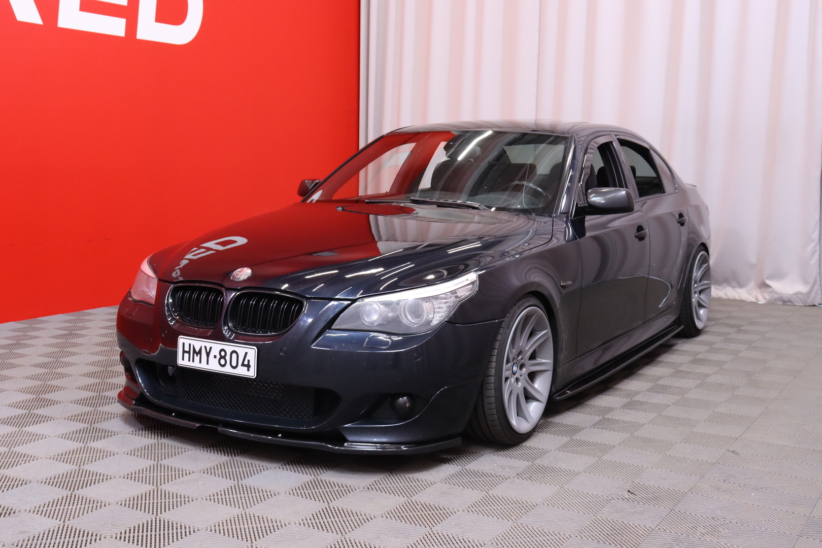 BMW - 530 - // Comfort-istuimet / Muistipenkit / Nahkaverhoilu / ACC / HUD / Webasto / Kattoluukku / AppleCarPlay // - Sedan