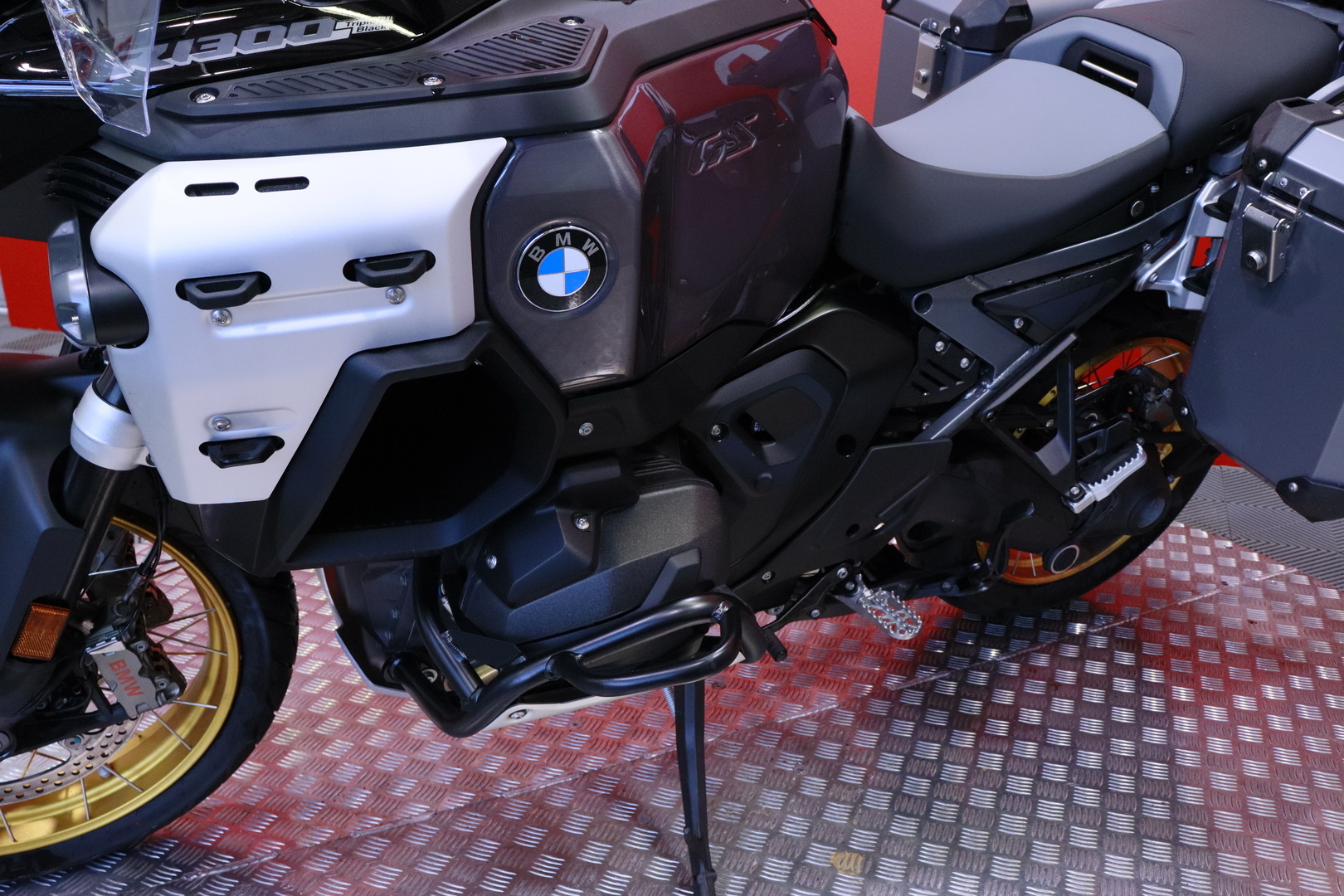 BMW - R - 1300 GS Adventure ASA // 5v. Jatkotakuu! / Comfort Adapt. alusta / Riding Assistant // - Moottoripyörä