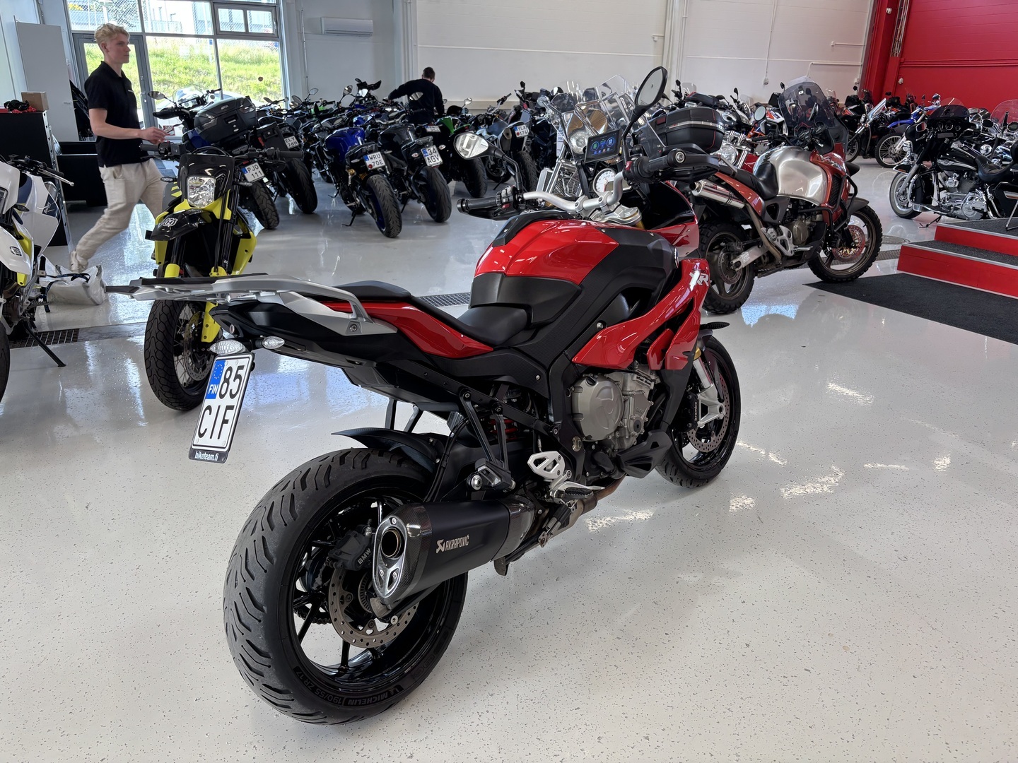 BMW - S - 1000XR // Juuri saapunut! / Akrapovic / Navi / Suomi-pyörä / Vakkari // - Moottoripyörä