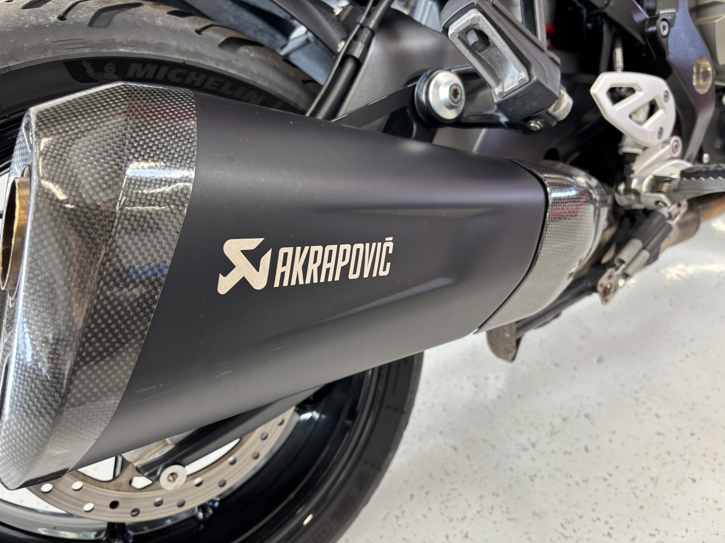BMW - S - 1000XR // Juuri saapunut! / Akrapovic / Navi / Suomi-pyörä / Vakkari // - Moottoripyörä