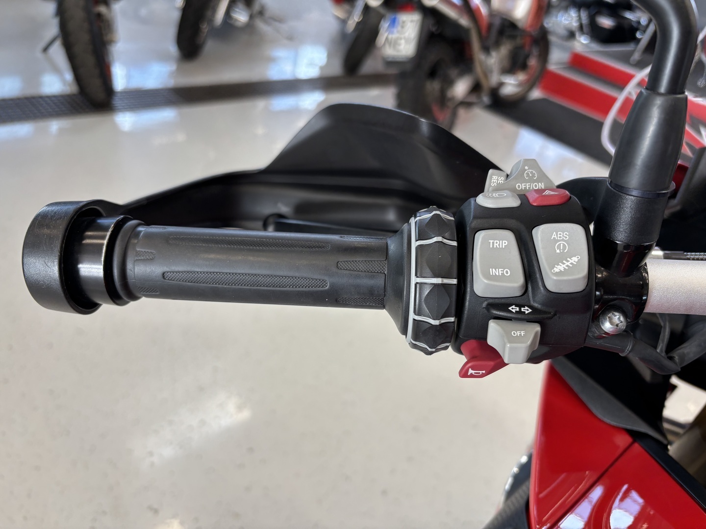BMW - S - 1000XR // Juuri saapunut! / Akrapovic / Navi / Suomi-pyörä / Vakkari // - Moottoripyörä