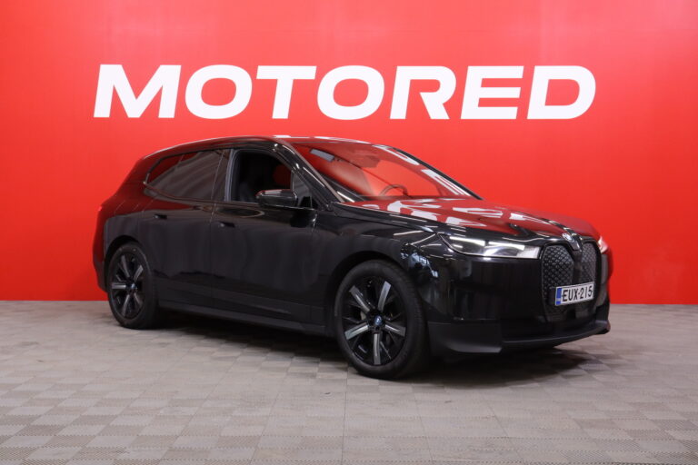 BMW - iX - xDrive40 // DAP / 4-pyörä ohjaus / Harman/Kardon / Vetokoukku / HUD / 360° / Ambient // - Maastoauto