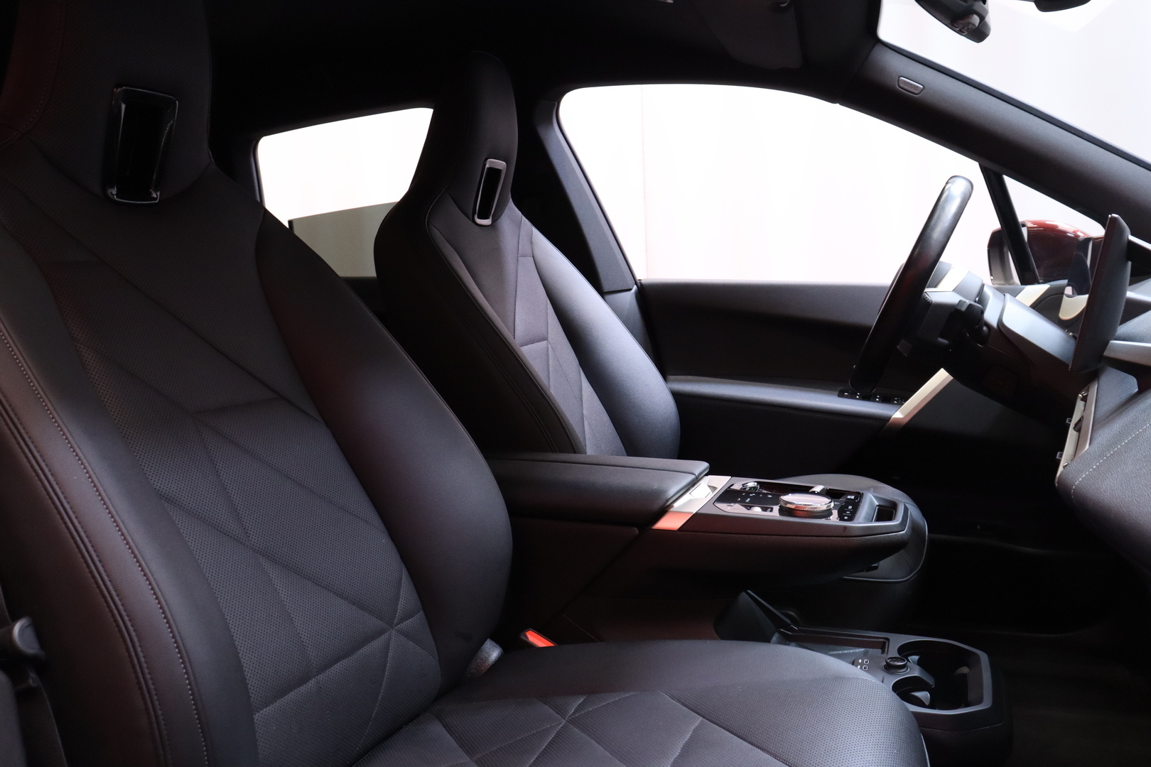 BMW - iX - xDrive40 Sport Package | DAP / 360 / Koukku | H/K hifit / 2x vanteet // - Maastoauto