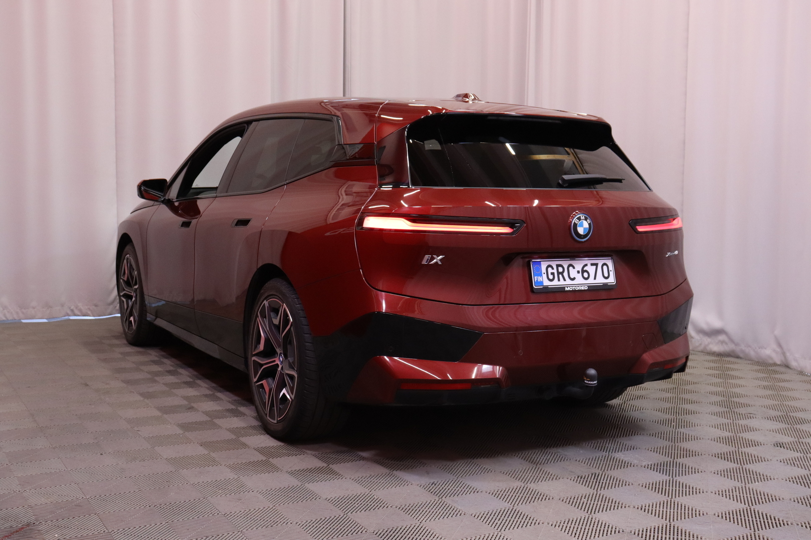BMW - iX - xDrive40 Sport Package | DAP / 360 / Koukku | H/K hifit / 2x vanteet // - Maastoauto
