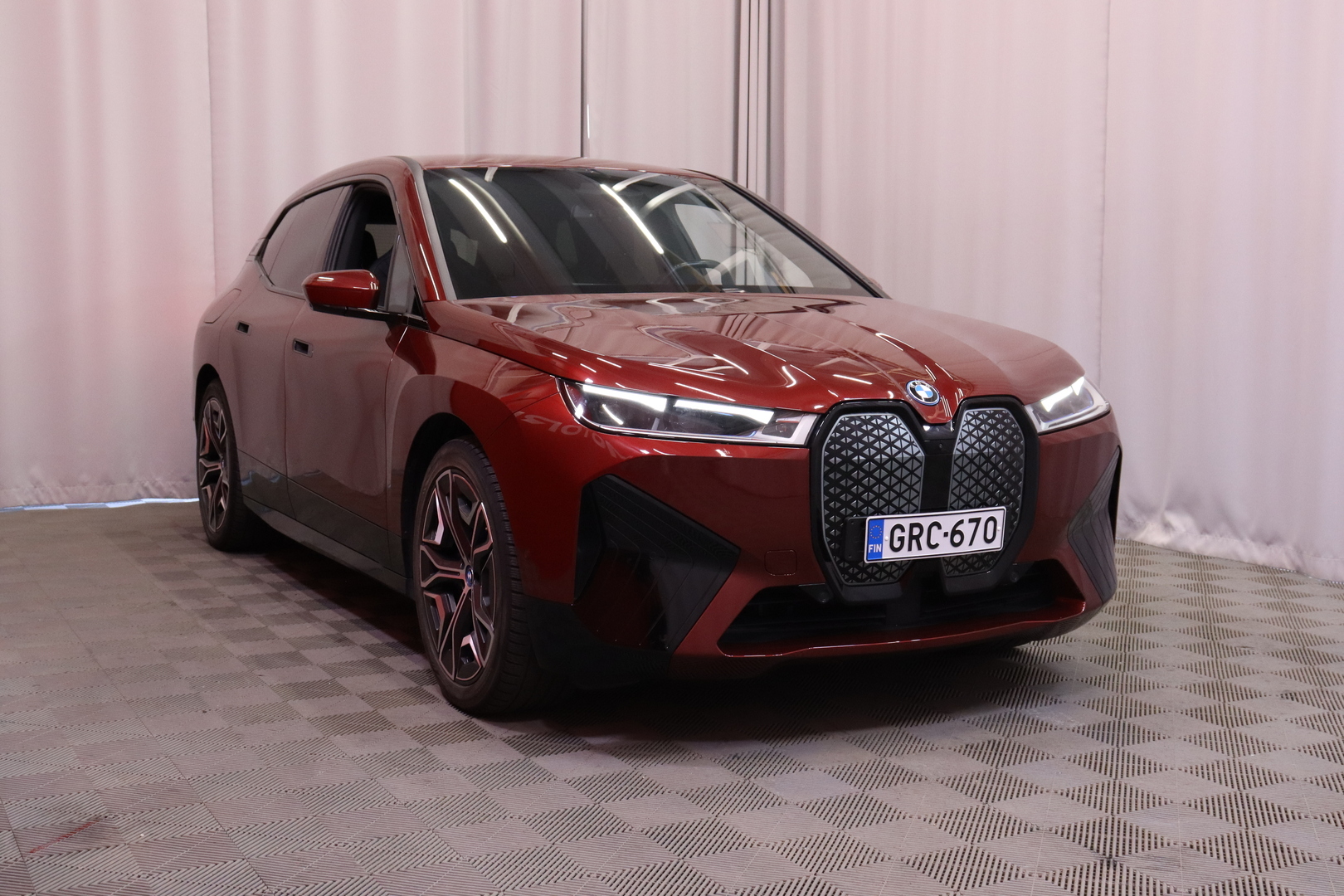 BMW - iX - xDrive40 Sport Package | DAP / 360 / Koukku | H/K hifit / 2x vanteet // - Maastoauto
