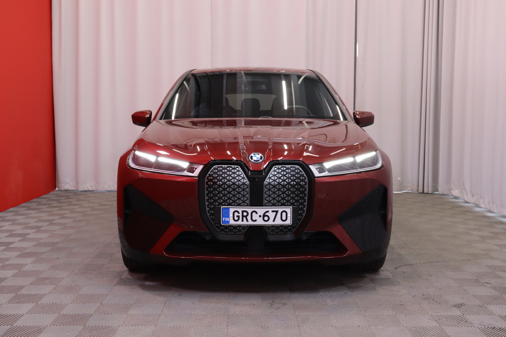 BMW - iX - xDrive40 Sport Package | DAP / 360 / Koukku | H/K hifit / 2x vanteet // - Maastoauto
