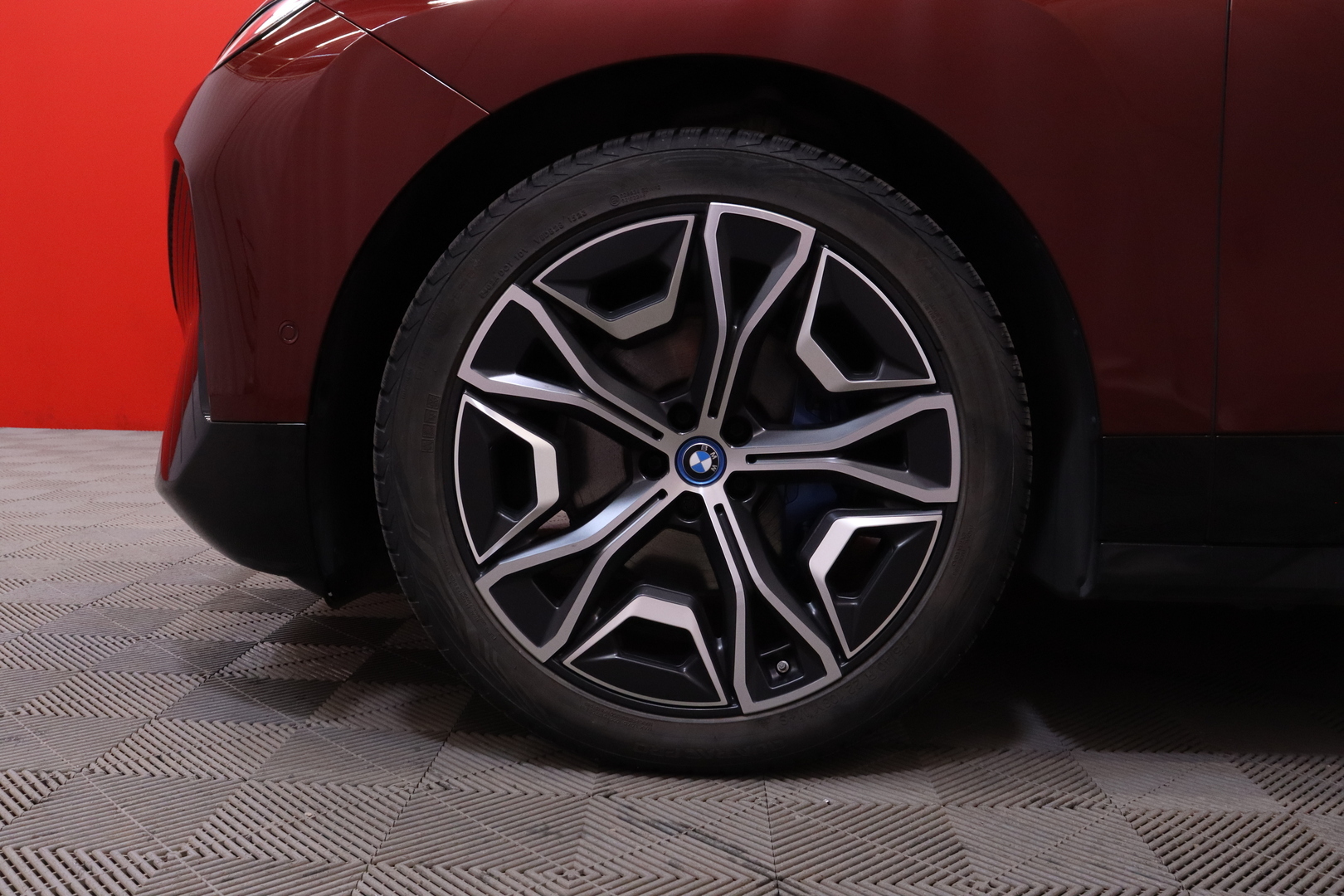 BMW - iX - xDrive40 Sport Package | DAP / 360 / Koukku | H/K hifit / 2x vanteet // - Maastoauto