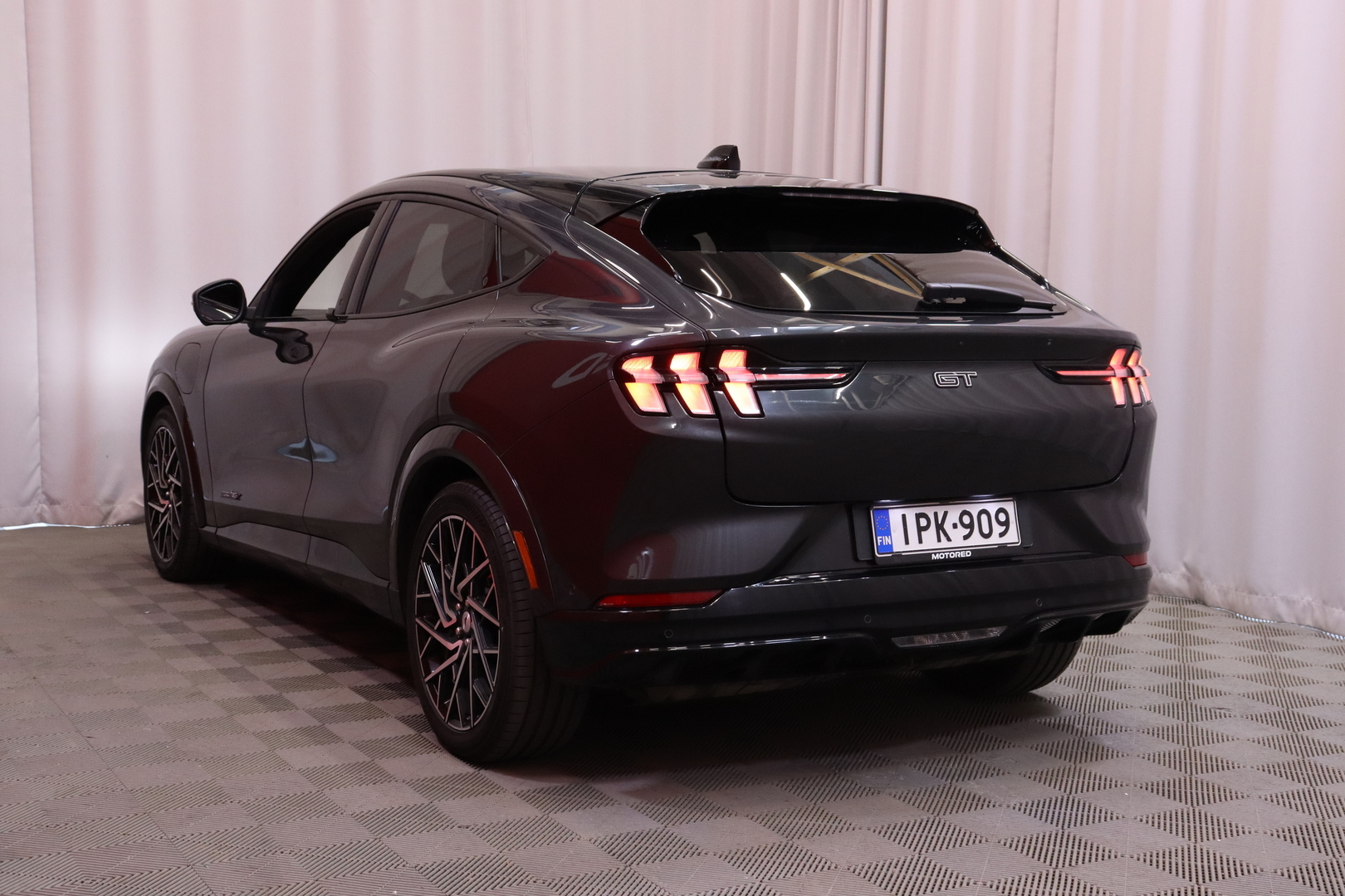 Ford - Mustang Mach-E - 98kWh 487hv A1 AWD GT Launch Edition // Suomi-auto / B&O / Panorama / 360-kamera / Koukku / ACC / Magneride-iskarit // - Maastoauto
