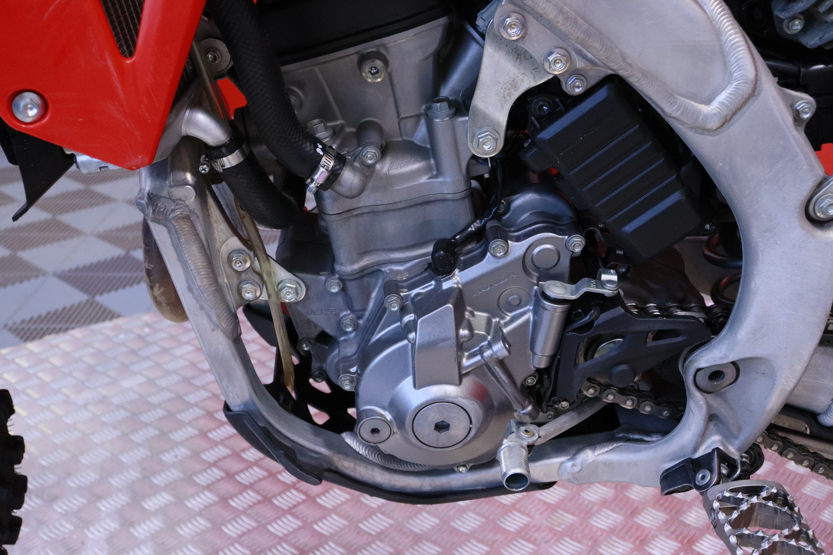HONDA - CRF - 250 R // Myydään Huutokaupat.com / 1. om. / 20h / Hyvin huollettu / Uudet renkaat // - Moottoripyörä