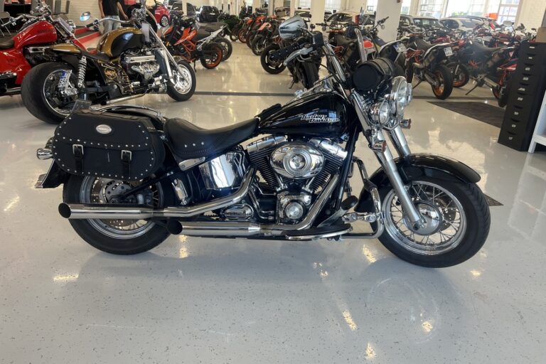 Harley-Davidson - SOFTAIL - FLSTC Heritage Softail Classic // Juuri Saapunut / Screamin Eagle / sivulaukut / kaatumaraudat // - Moottoripyörä
