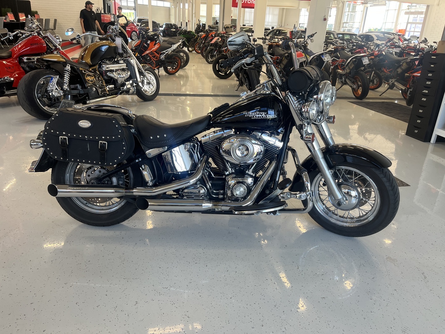 Harley-Davidson - SOFTAIL - FLSTC Heritage Softail Classic // Juuri Saapunut / Screamin Eagle / sivulaukut / kaatumaraudat // - Moottoripyörä